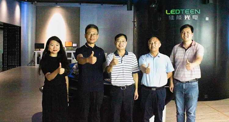 公司動態(tài)| 廣州黃埔區(qū)工信局黨組書記黃輝龍帶隊(duì)蒞臨金年会jinnian光電